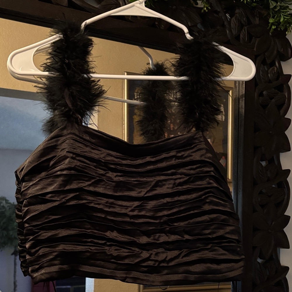 Chic Black Ruched Crop Top with Feather Straps